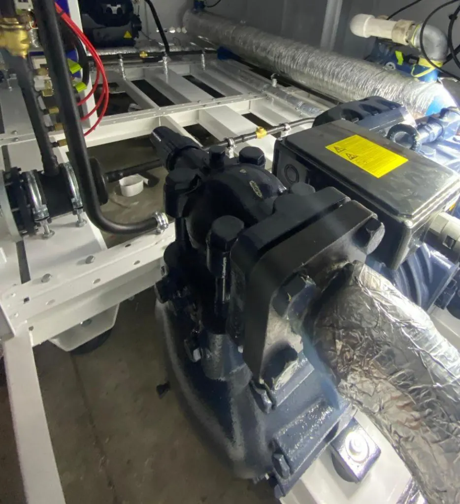 Yedekli merkezi chiller 140 iç görünüm ve komponentler